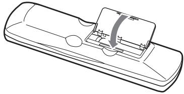 ONKYO DVSP405 - Chiudere il comparto delle batterie.pure se l'unità DV-SP405iene installata nelle vicinanze di apparecchiature che impiegano raggi infrarossi, il telecommando potrebbe non funzionare correttamente.   
- Non collocare nessun oggetto, come ad esempio un libro, sul telecomando, poiché i tasti del telecomando potrebbero rinanere inavvertitamente premuti, scaricando di conseguenza le batterie.   
- Il telecomando potrebbe non funzionare correttamente se l'unità DV-SP405 viene installata in uno scaffale dietro a sportelli in vetro colorato. Tenere in considerazionecisiono quando si installa l'unità DV-SP405.   
- Il telecomando non funzionera se tra esse e il sensore del telecomando dell'unità DV-SP405 è presente un ostacolo.

Per informazioni dettagliate, riferirsi alle pagine indicate in parentesi. - 1