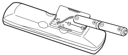 ONKYO DVSP405 - Inserire le due batterie (AA) fornite in dotazione, con le polarità rivolte nel verso indicate nello schema riportato all'interno del comparto batterie.iene utilizzato un altre telecommando dello stesso tipo, oppure se l'unità DV-SP405iene installata nelle vicinanze di apparecchiature che impiegano raggi infrarossi, il telecommando potrebbe non funzionare correttamente.   
- Non collocare nessun oggetto, come ad esempio un libro, sul telecomando, poiché i tasti del telecomando potrebbero rinanere inavvertitamente premuti, scaricando di conseguenza le batterie.   
- Il telecomando potrebbe non funzionare correttamente se l'unità DV-SP405 viene installata in uno scaffale dietro a sportelli in vetro colorato. Tenere in considerazionecisiono quando si installa l'unità DV-SP405.   
- Il telecomando non funzionera se tra esse e il sensore del telecomando dell'unità DV-SP405 è presente un ostacolo.

Per informazioni dettagliate, riferirsi alle pagine indicate in parentesi. - 1
