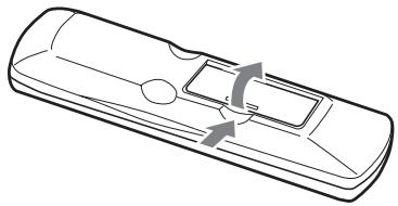 ONKYO DVSP405 - Conservazione dei dischi correttamente, provar a sostituire entrambé le batterie.   
- Non mettere insieme batterie vecchie e nuove, oppure differenti tipi di batterie.   
- Se non si ha intentione di utilizzato il telecomando per un lungo periodo di tempo, rimuovere le batterie per evitare possibili perdite e corrosione.   
- Le batterie esaurite devono essere rimosse non appena possibile, per prevenir possibili perdite e corrosione.



Non conservare i dischi in luoghi soggetti alla luce solare diretta, o vicino a sorgenti di calore.   
Non conservare i dischi in luoghi soggetti a umidità o polvere, come ad esempio in una stanza da bagno o vicino a un umidificatore.   
Conservare sempre i dischi nelle loro custodie e in posizione verticale. Accatasanto o collocando oggetti su dischi non protetti si può causare la loro deformazione, graffiti o altri danni.

Installazione delle batterieil telecomando, punto nella direzione del sensore del telecomando dell'unità DV-SP405, come viene molto fatto.

![](images/22759515edfd0c79636aead9eca63cf77cc26dc3d9261859a2859aef3b5c6319.jpg)


1 Apriere il comparto delle batterie, come viene molto.to.

![](images/22759515edfd0c79636aead9eca63cf77cc26dc3d9261859a2859aef3b5c6319.jpg) - 1