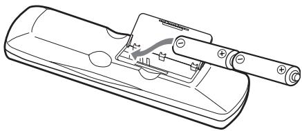 ONKYO DVSP405 - Insérez les deux piles (AA) fournies en respectant le schéma de polarité à l'intérieur du compartment des piles.P405.   
- L'utilisation d'une autre télécommande du même type dans la même piece ou la présence d'un appeareil émettant des rayons infrarouge à proximé du DV-SP405 peut provoquer des interférences.   
- Ne posez jamais d'objet (livres, etc.) sur la télécommande car cela risquerais d'enforcer accidentellement une touche et de drainer les piles.   
- Si vous placez le DV-SP405 dans un meuble muni d'une porte en verre fumé, l'appareil pourrait ne pas capter le signal de la télécommande. Tenez-en compte lors du besoin de l'emplacement du DV-SP405.   
- Si un obstacle se trouve entre le DV-SP405 et la télécommande, l'appareil ne captera pas les signaux de la télécommande.

Pour en savoir plus, voyagez les pages indiquées entre parentheses. - 1