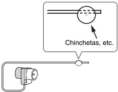 ONKYO HT-R570 - Utilice chinchetas o algo similar para fazer la antenna FM en su posicion correcta. - 1