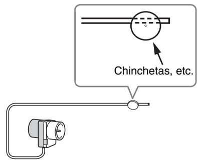 ONKYO TX-SR607 - Use chinchetas o algo similar para fazer la antenna de FM en su posicion. - 1