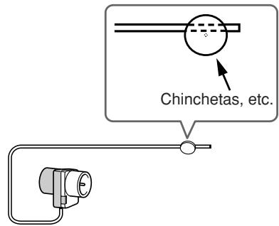 ONKYO CR-N7 - Utilice chinchetas o algo similar para fazer la antenna FM en su posicion correcta. - 1