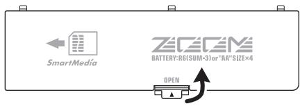 ZOOM 708II - Retournez l'appareil et ouvre le capot du compartment des piles. - 1
