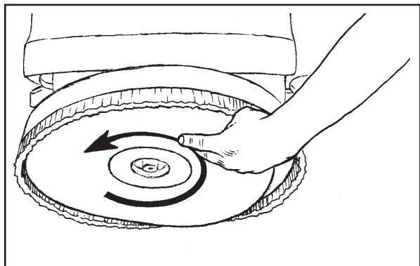 NILFISK SCRUBTEC 743 - Installieren der rotierenden Bürste oder des Führungstellers (falls vorhanden) - 4