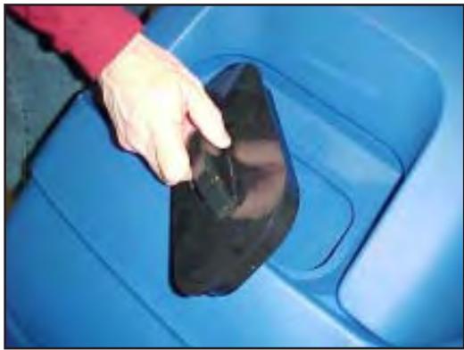NILFISK SCRUBTEC 795 - Remplissage du réservoir de solution - 8