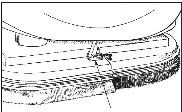 NILFISK SCRUBTEC 795 - Bürsten oder Pad-Treiber entfernen - 1