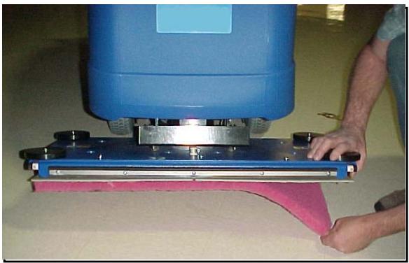 NILFISK SCRUBTEC 866 - Entfernung der Bürste oder des Reinigungspads - 2