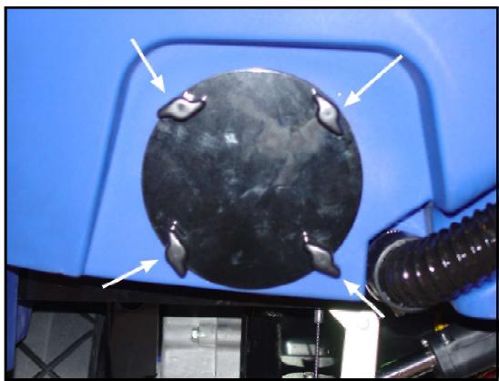 NILFISK SCRUBTEC BOOST R - Reiniging van de opvangtank en het filter - 2