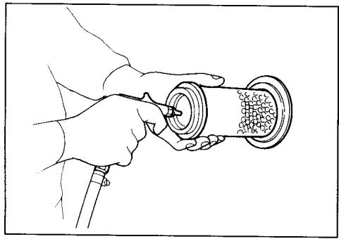 ISEKI TONDEUSE AUTOPORTEE SG15 - NETTOYAGE DU FILTRE A AIR - 3