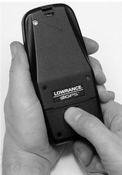 LOWRANCE IFINDER - Installation des piles - 1