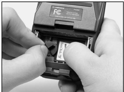 LOWRANCE IFINDER H2OC - Pour installer une cartouche MMC ou SD - 2