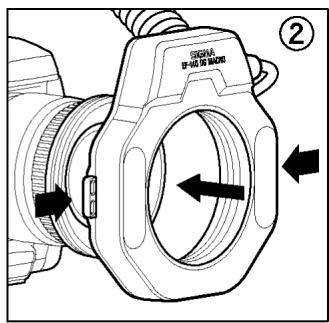 SIGMA EM-140 DG NA-ITTL - Anbringen der Blitzeinheit - 2