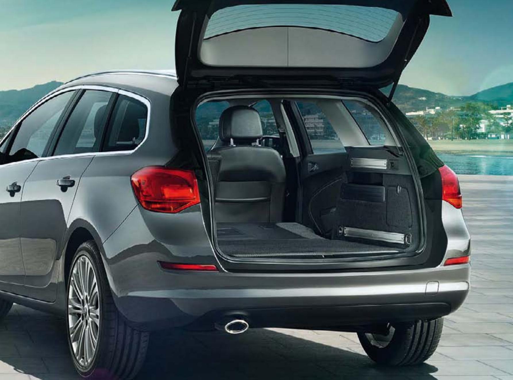 OPEL ASTRA SPORTS TOURER - Espace supplémentaire sous le plancher. - 4