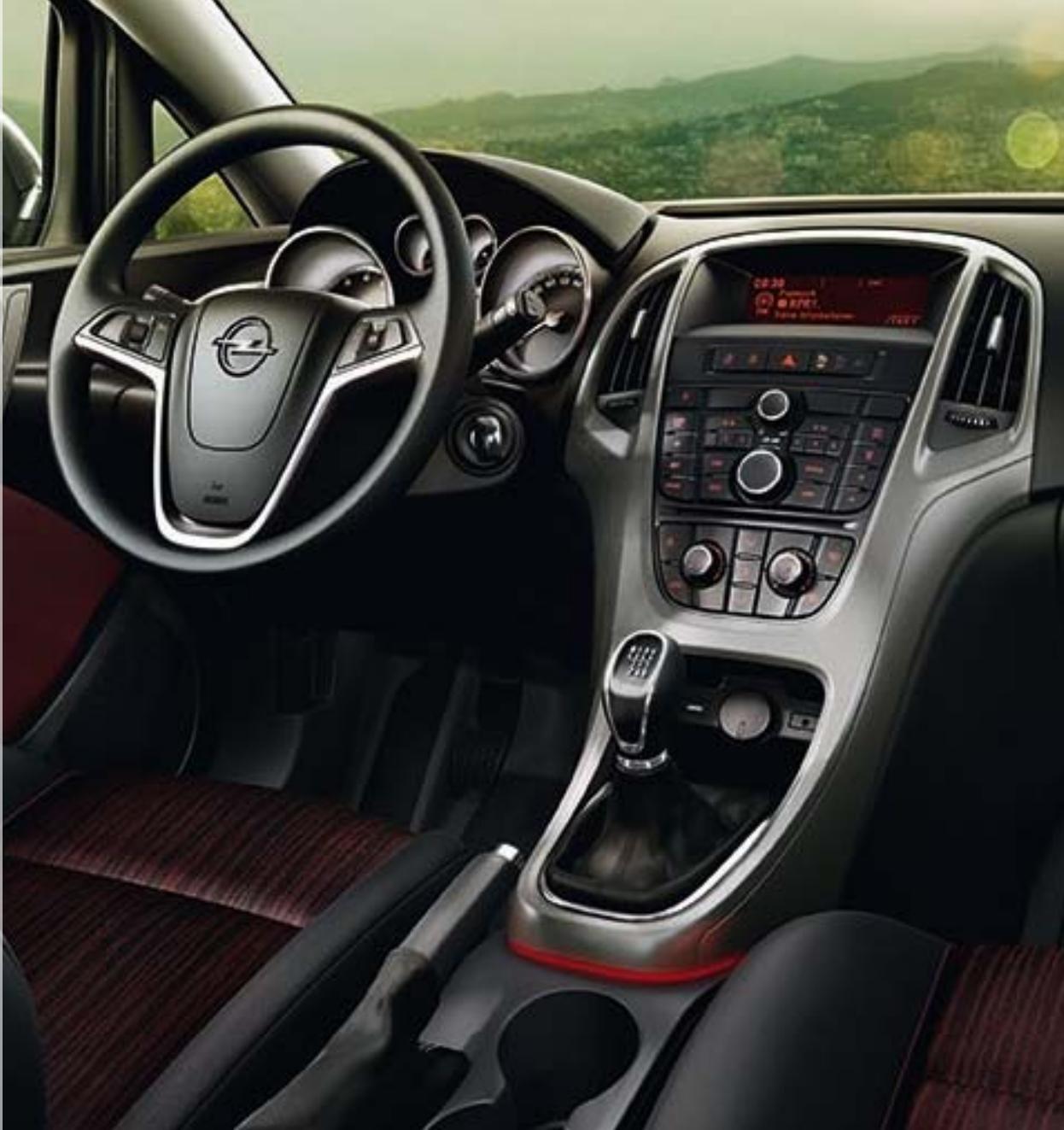 OPEL ASTRA SPORTS TOURER - De série en plus des équipements présents sur l'essentia : - 1