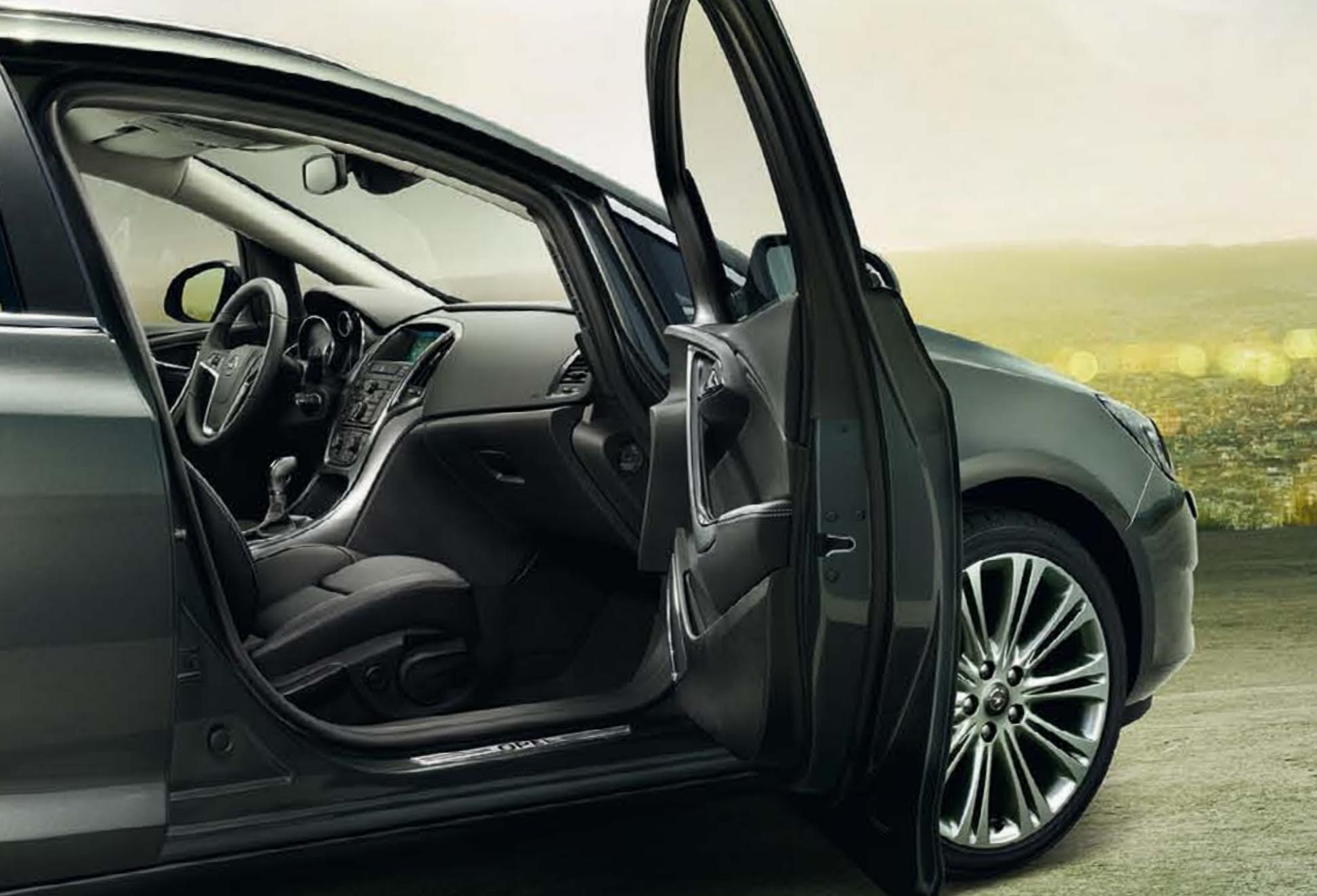 OPEL ASTRA SPORTS TOURER - Espace supplémentaire sous le plancher. - 5