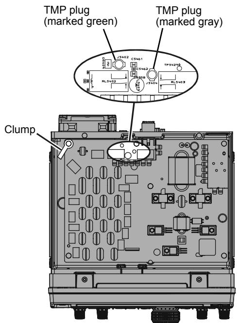YAESU FT-450 - Fixer l'ATU-450 avec les quatre vis fournies. NOTE: - 2