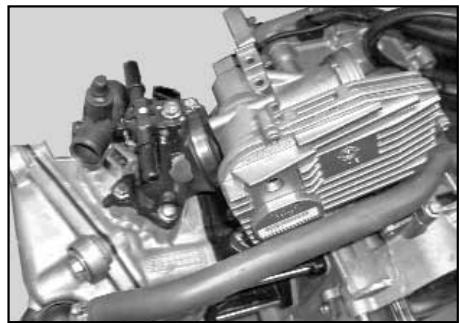 DERBI GP1 250I - Einstellung der Gasgeberhebel - 1