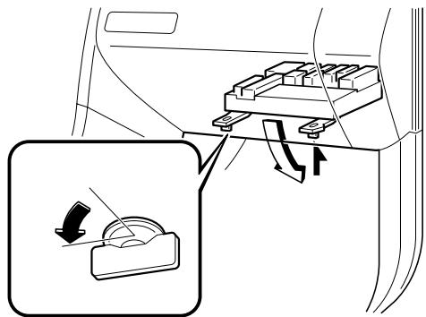 MAZDA 3 - Remplacement des fusibles sur le cotoe passager avant sous la boite a gants - 2