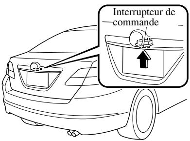 MAZDA 6 2008 - Ouverture du couvercle de coffre avec l'interrupteur de commande - 1