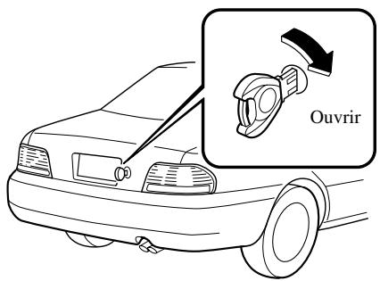 MAZDA 626 2001 - Ouverture du couvercle de coffre à l'aide de la clé - 1