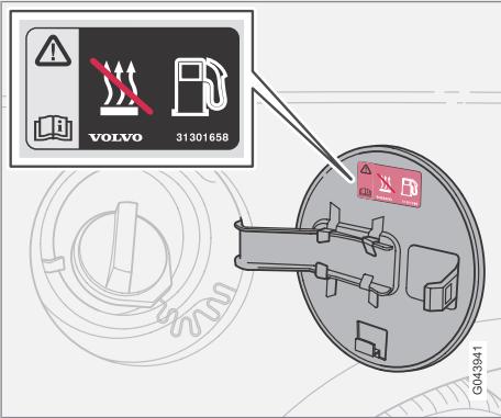 VOLVO C70 - Ouverture de la trappe du réservoir de carburant - 1