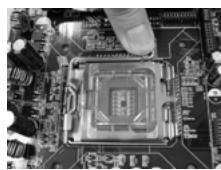 ASROCK 775I65GV - CPU Installation - 3