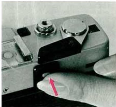 MINOLTA HI-MATIC F - Vérification de la tension des piles - 1