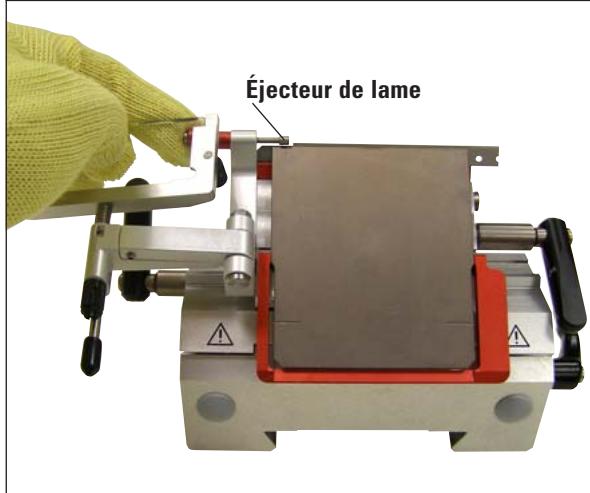 LEICA CM1950 - Insertion/retrait de la lame dans le portecouteau ce - 2