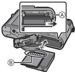 LEICA D-LUX 5 - Inserimento e rimozione della scheda/ della batteria - 4