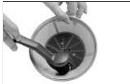 BREVILLE BJE510XL - Cleaning the filter basket - 1