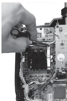 GRAUPNER MX-12 - Keinesfalls Lötstellen auf der Senderplatine mit metallischen Gegenständen berühren! - 1