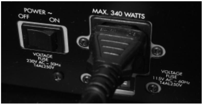 PEAVEY ESCORT 2000 - Anschluss and das Stromnetz - 1