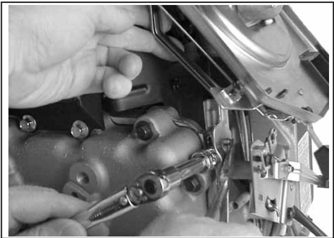 KOHLER CH11 - Installation de la base du filtre à air et du système d'admission d'air, régler le levier du régulateur - 3