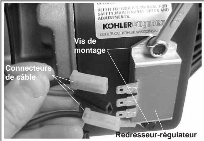 REFR TO OWNER'S MANUAL FOR SAFETY, MAINTENANCE SPECS AND ADJUSTMENTS. KOHLER engines KOHLER CO. KOHLER WISCONSIN Vis de montage Connecteurs de câble Redresseur-régulateur