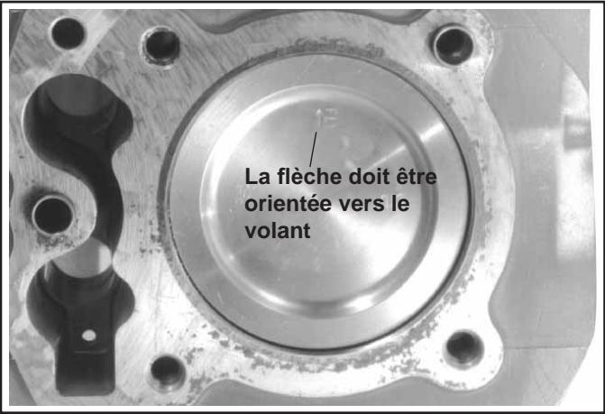 La flèche doit être orientée vers le volant