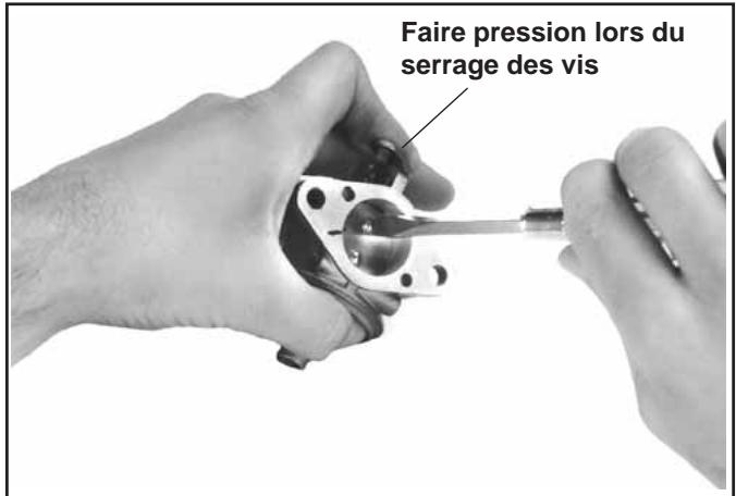 Faire pression lors du serrage des vis