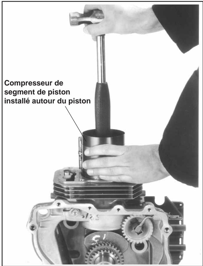 Compresseur de segment de piston installé autour du piston