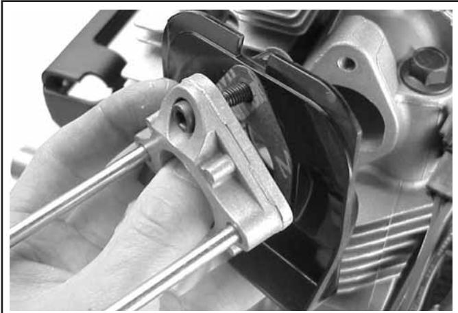 KOHLER CH11 - Retirer l'adaptateur du carburateur et le déflecteur thermique - 1