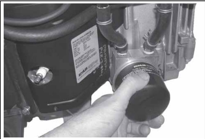 KOHLER CV23 - Vidange de l'huile du carter moteur et dépose du filtré à huile - 3