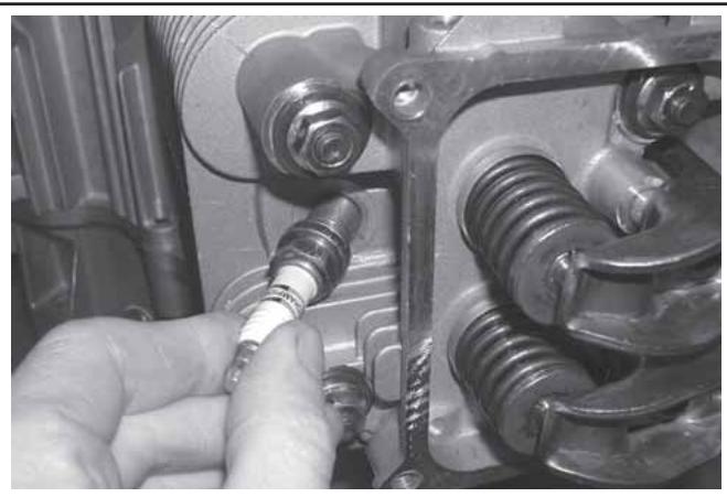 KOHLER CV23 - Installation des bougies. - 1