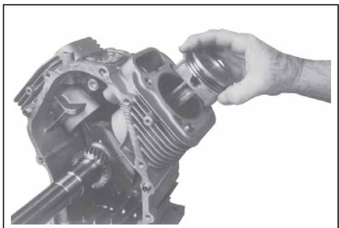 KOHLER CV23 - Dépose des bielles avec pistons et segments de piston. - 2