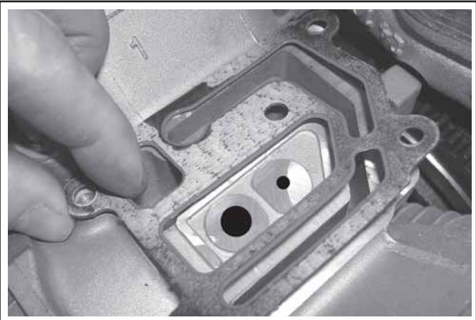 KOHLER CV23 - Dépose des chicanes internes et du couvercle du reniflard - 3