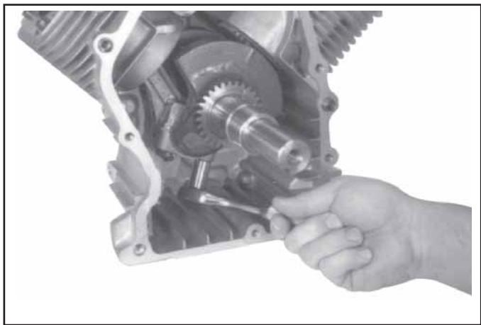 KOHLER CV23 - Dépose des bielles avec pistons et segments de piston. - 1
