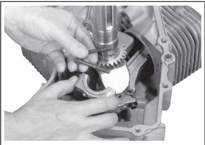KOHLER CV23 - Installation des bielles avec pistons et segments de piston - 3