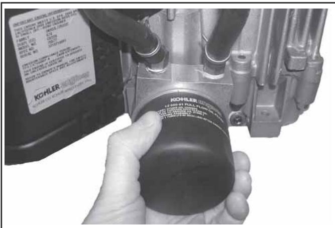 KOHLER CV23 - Installation du filtré à huile et replissage du carter moteur avec de l'huile - 1