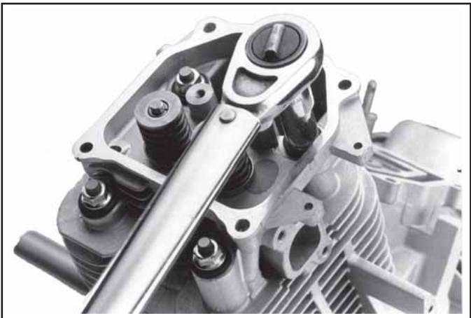KOHLER CV23 - Culasses attachées par des goujons de montage, écrous et rondelles. - 2