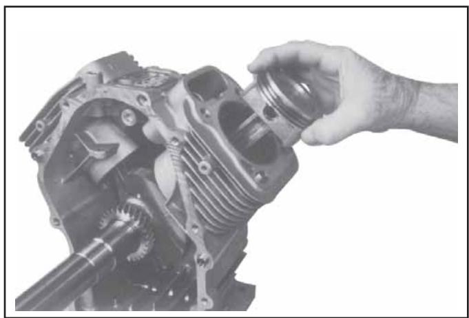 KOHLER CV493 - Dépose des bielles avec pistons et segments de piston. - 2