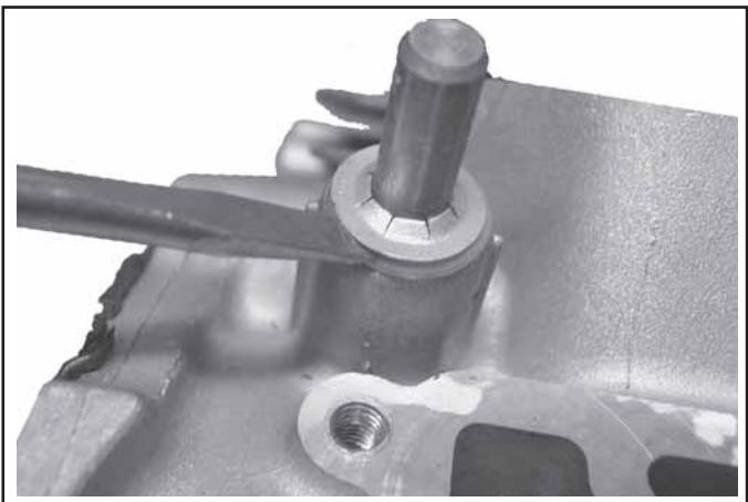 KOHLER CV493 - Dépose de l'arbre intermédiaire du régulateur - 2