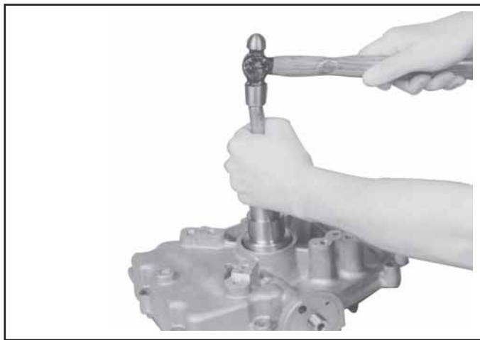 KOHLER CV493 - Installation du joint d'huile dans le carter inférieur - 1